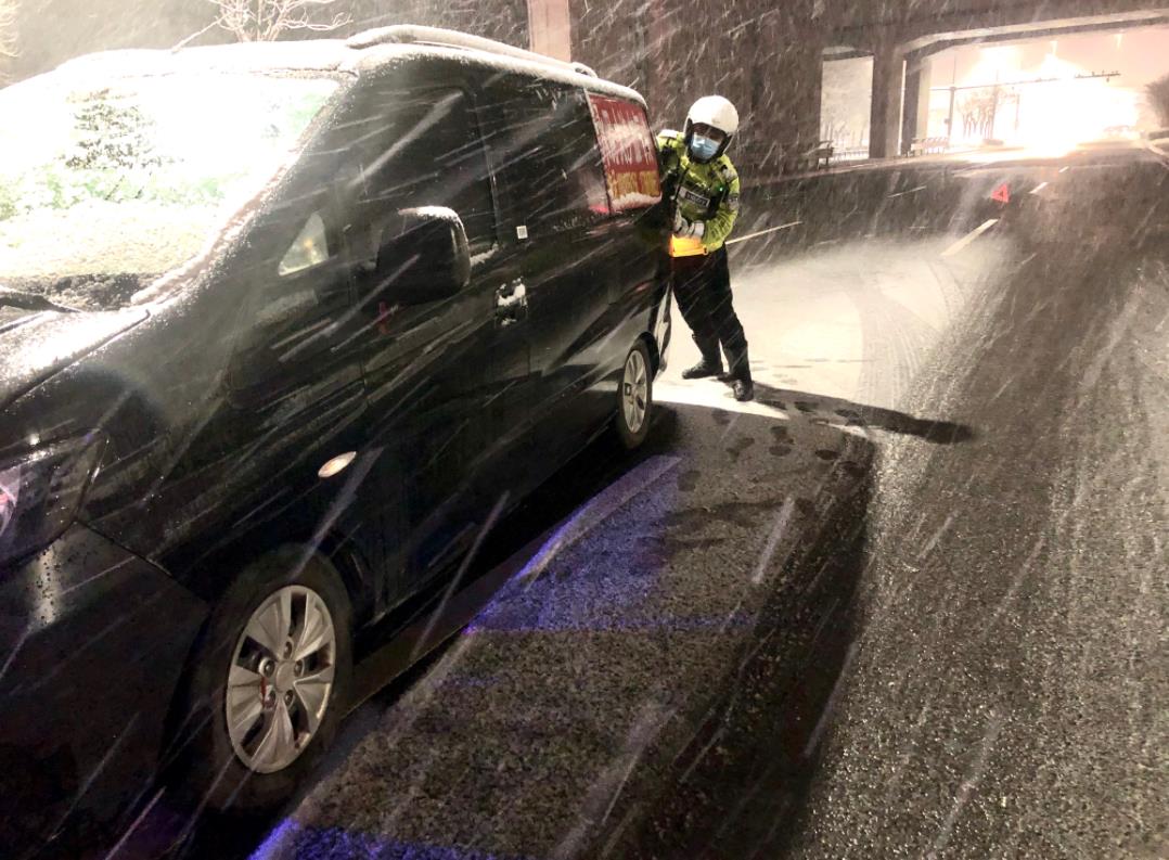 大雪纷飞，这位交警的一个弯腰的动作温暖了很多人……